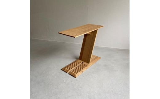 ナラ無垢材で造られたサイドテーブル（ブックスタンドとしても使用可） 505369 - 広島県尾道市