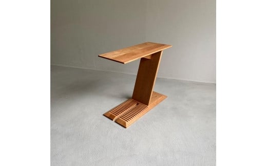 ブラックチェリー無垢材で造られたサイドテーブル（ブックスタンドとしても使用可） 505370 - 広島県尾道市