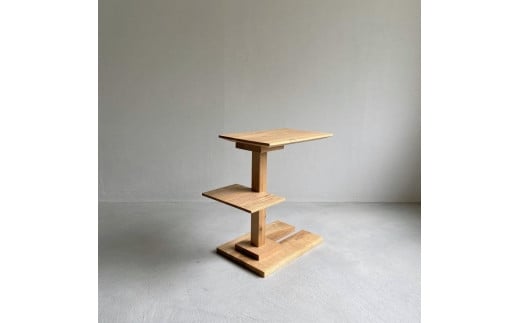 ナラ無垢材で造られたサイドテーブル（便利な中棚付） 505372 - 広島県尾道市