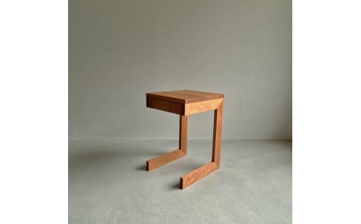ブラックチェリー無垢材で造られたサイドテーブル（引き出し収納有） 505376 - 広島県尾道市