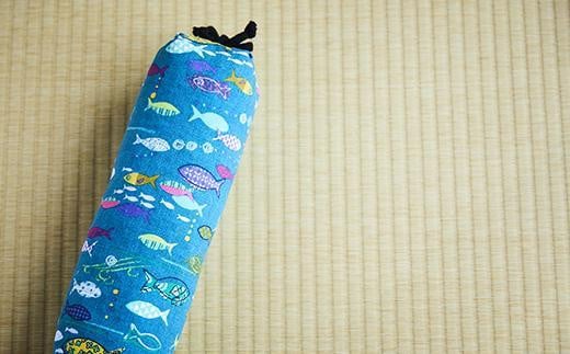 【健康グッズ/ストレッチ・骨盤枕】ほどよい硬さ！健康のお手伝い　手作り　骨盤枕、首枕(青さかな柄)＜ストレッチグッズ・健康器具・ヨガグッズ＞　HT00009