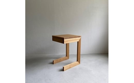 ナラ無垢材で造られたサイドテーブル（引き出し収納有） 505375 - 広島県尾道市