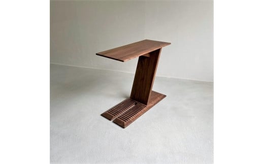 ウォールナット無垢材で造られたサイドテーブル（ブックスタンドとしても使用可） 505368 - 広島県尾道市