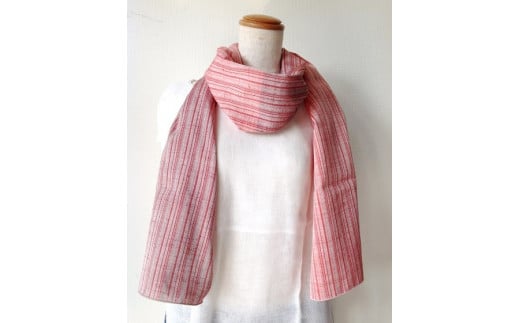 伝統織物のトップブランド塩沢紬ストール（ピンク縞に朱と赤茶の半分けデザイン）