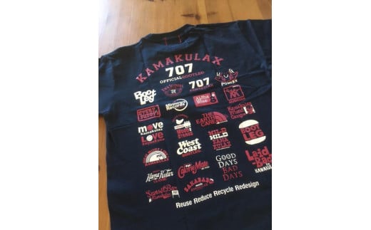 鎌倉ブランドの老舗「KAMAKULAX」の定番オリジナルALL LOGO Tシャツ[ネイビー]