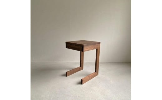 ウォールナット無垢材で造られたサイドテーブル（引き出し収納有） 505374 - 広島県尾道市