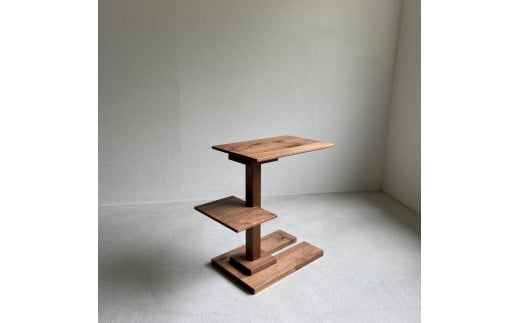 ウォールナット無垢材で造られたサイドテーブル（便利な中棚付） 505371 - 広島県尾道市