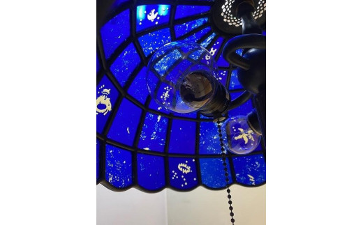 「ステンドグラスランプ　1点もの完全オリジナル」 ブルーを基調に宇宙と星座を施した作品