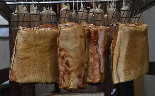 【北海道産豚肉使用】ハム２種とベーコン Fセット＜ロースハム（ブロック）、ベーコン（ブロック）、カレーシュペック＞【24157】