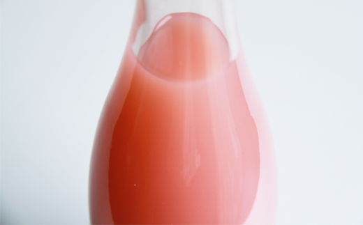 紅玉のジュース。独自の製法できれいな桃色に仕上げました。