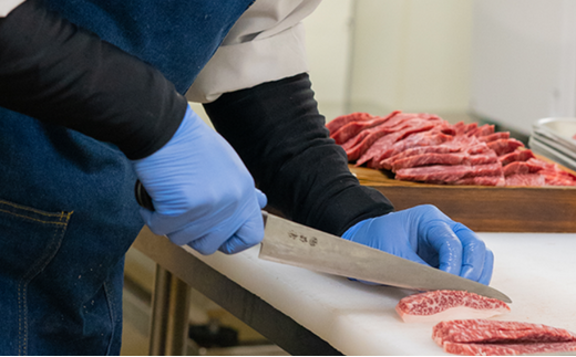 加工場では熟練のスタッフがお肉をカットします