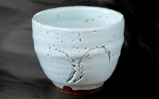 唐津焼の伝統を踏まえ、茶陶はじめは細工物等手がけております。