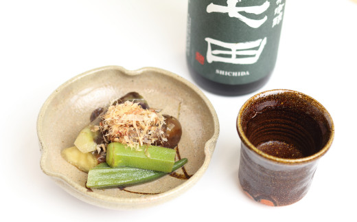 盛付け例：茄子とオクラの煮びたしと天山酒造「七田 純米吟醸」※料理と酒は返礼品に含まれません