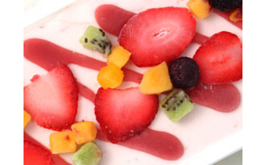 甘酸っぱい苺をミルクベースに混ぜた苺ジェラートです。キウイ・黄桃・苺の果実を彩りよく飾った、鮮やかでフレッシュなジェラートです。