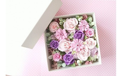 画像はボックスの色「ホワイト」、お花の色「ピンク系」です。実際はお選びいただいたお色をお送りします。