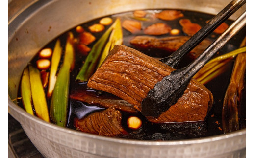 サッパリ冷麺の中でアクセントとなるチャーシューは暑い時季は、やや塩分多目、寒い時季は、やや甘めと季節に応じた味付けをしています。