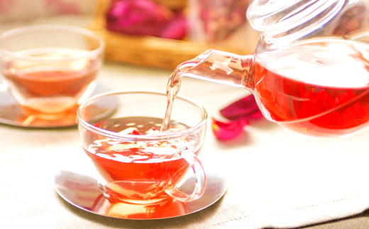 薔薇のお茶は、薔薇花弁を100％使い、お湯に注いだ瞬間から感じる薔薇の甘い香りをお楽しみください。
