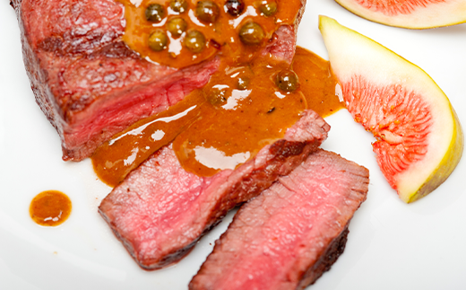 脂肪分も少なくやわらかい、ステーキに最適とされる「フィレ」の部位は
牛一頭からわずか3％ほどの貴重な部位です。