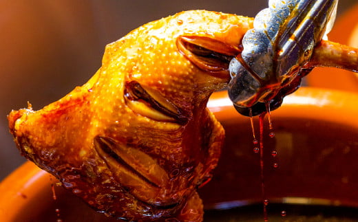 一番人気の看板メニュー“びっくり焼き（骨付き焼き鳥）”は、創業より地元益田市のソウルフードとして愛される名物料理。