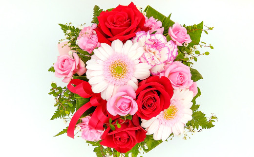 やさしく・かわいいピンク系の花に３本の赤いバラを合わせています。
3本のバラの花言葉・・・「あなたを愛しています」「告白」