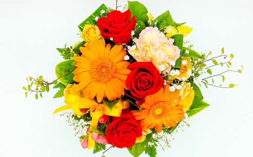 フレッシュ・元気なオレンジ系の花に３本の赤いバラを合わせています。
3本のバラの花言葉・・・「あなたを愛しています」「告白」