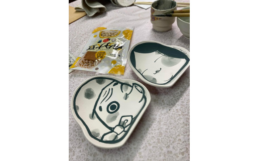 絵付けが終わったばかり。素焼きにお皿に直接、呉須で絵付けをしていきます。この後釉薬をかけて1250度の本窯で焼成します。