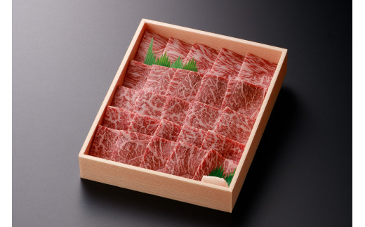 きめ細かいサシが入った赤身肉。お肉の美味しさを味わえるように冷蔵でお届けします。