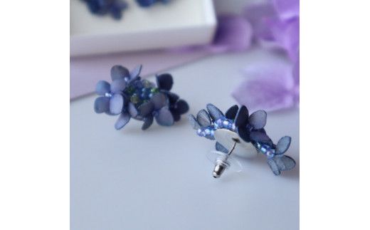 紫陽花(ガクアジサイ) 革花ピアス ブルーパープル アクセサリー ピアス 革 青紫