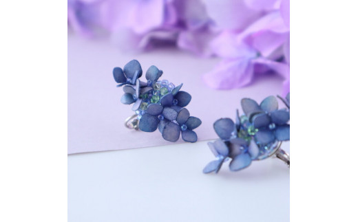紫陽花(ガクアジサイ) 革花イヤリング ブルーパープル アクセサリー イヤリング 革 青紫