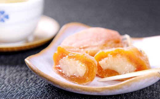 干し柿の甘さと、柚子入り白あんとの絶妙なハーモニーを！