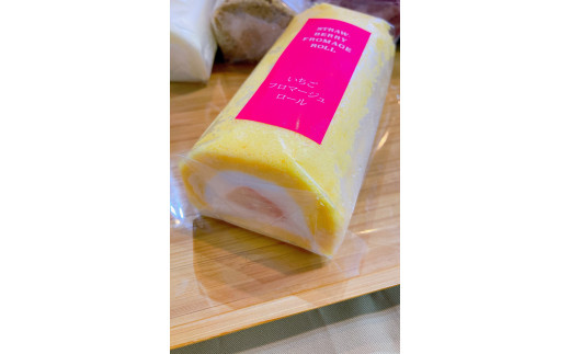 ミニいちごロール　佐賀県産のいちごをたっぷりと使用した米粉100％の贅沢ロールケーキ。