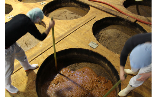 木桶には乳酸菌や酵母菌が棲み着いて、蔵独自の香りや味を引き出し、旨味がぐんと深まります。