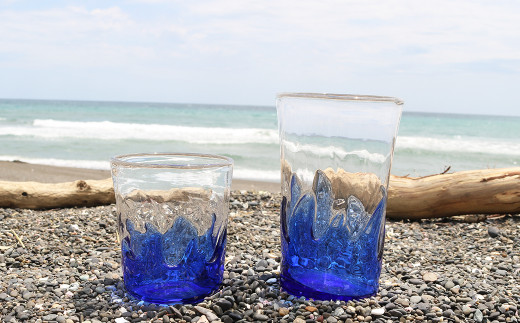こだわりの調合で作り上げた瑠璃色ガラスのグラデーションは、夏にぴったりな清涼感あふれるデザイン。