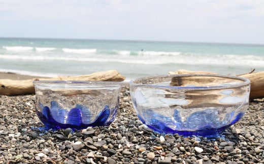 こだわりの調合で作り上げた瑠璃色ガラスのグラデーションは、夏にぴったりな清涼感あふれるデザイン。