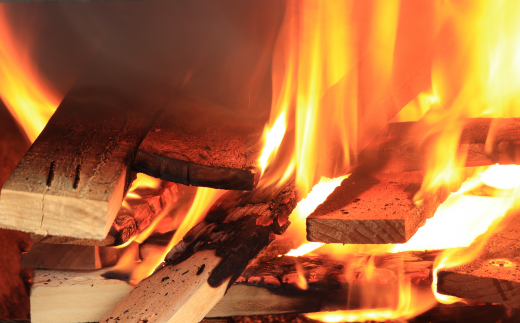 火力は木材をくべる場所や燃焼効率を意識して調節しています。