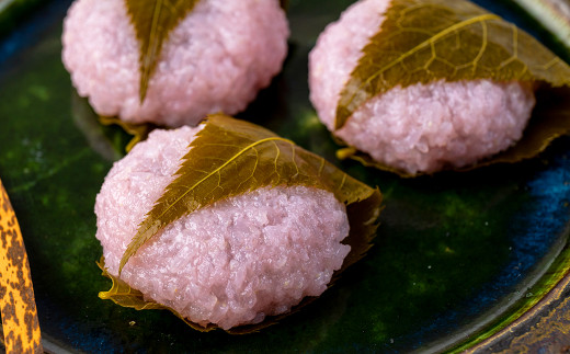 もち米の食感を活かした「道明寺」タイプの桜餅。西和賀町産のもち米「ひめのもち」を使っています。