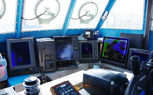 元巻き網船の探索船ならではのハイテク装備で魚群をキャッチ！