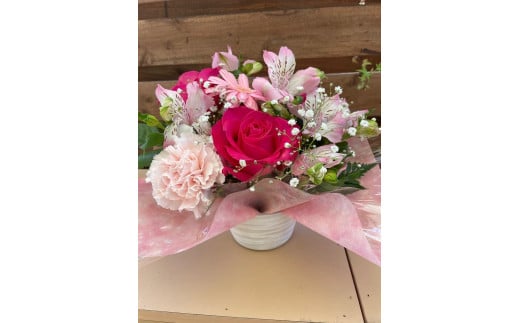 バラをメインとした季節変わる生花アレンジメント（ピンク系） 510129 - 宮城県美里町