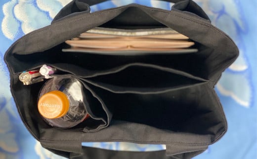 バッグの中はポケット（仕切り）が沢山あるので、小物もスッキリと収納できます。