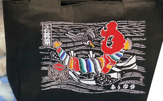 バッグには千葉県伝統工芸品にも指定されている萬祝のデザインをプリント。名入れも可能です（5文字まで）