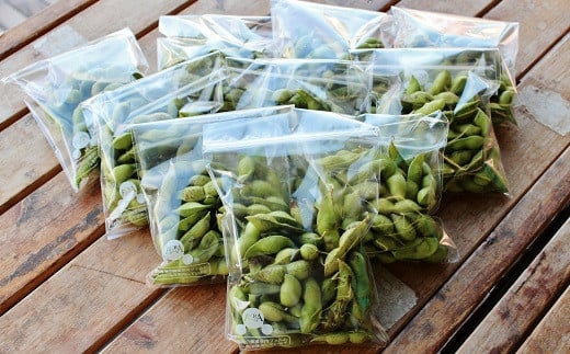 早生黒枝豆を300g/袋×5袋（合計1.5kg）でお届けします。
※写真はイメージ。実際の量とは異なります。