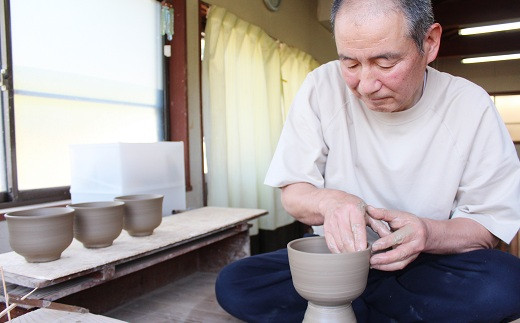 使い手の気持ちを考えながら、丁寧に作陶する工房瑞穂の代表・清水紀之さん。