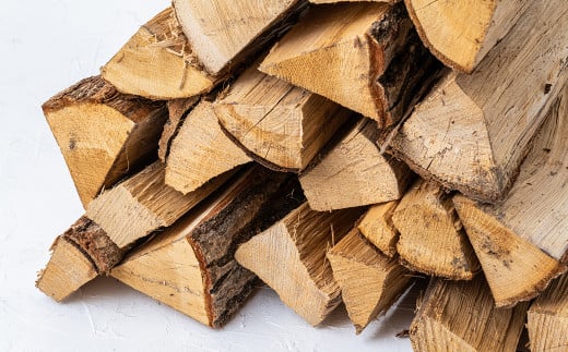 北国で育った上質なナラの薪は、密度が高く、火持ちがよいのが特徴。