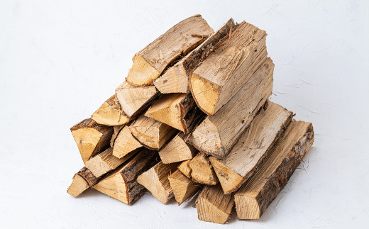 岩手県内の広葉樹ナラをしっかり乾燥させて薪を作っています。