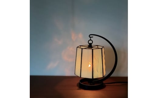Nijiiro Lamp のステンドグラスのテーブルランプ ファン ホワイト【1425964】 989235 - 愛知県瀬戸市