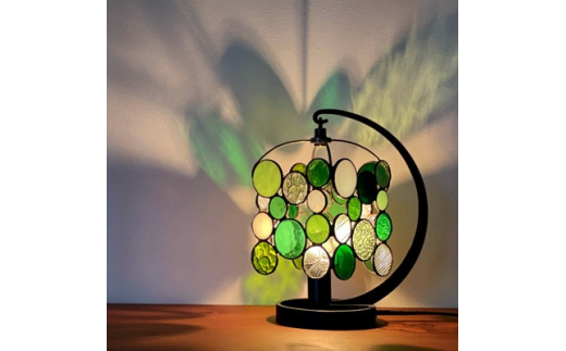 Nijiiro Lamp のステンドグラスのテーブルランプ ドロップス グリーン