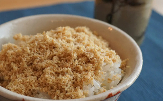 鰆そぼろは"優しい旨味"、鯖は"コクのある旨味"が特徴で、熱々のご飯の旨味を
「花菱のそぼろ」がより引き立てます。