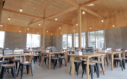「浜の食堂」は、市場のような空間で、鴨川の旬を、手軽に、豪快にご堪能いただける施設です。