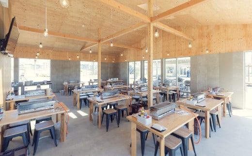 「浜の食堂」は、市場のような空間で、鴨川の旬を、手軽に、豪快にご堪能いただける施設です。