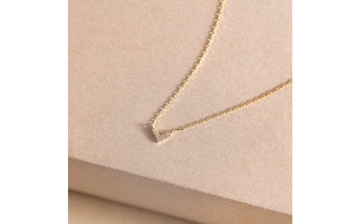 人気！シャープに美しいダイヤモンド５粒のV型ネックレス K10ダイヤモンドネックレス K10-01-03